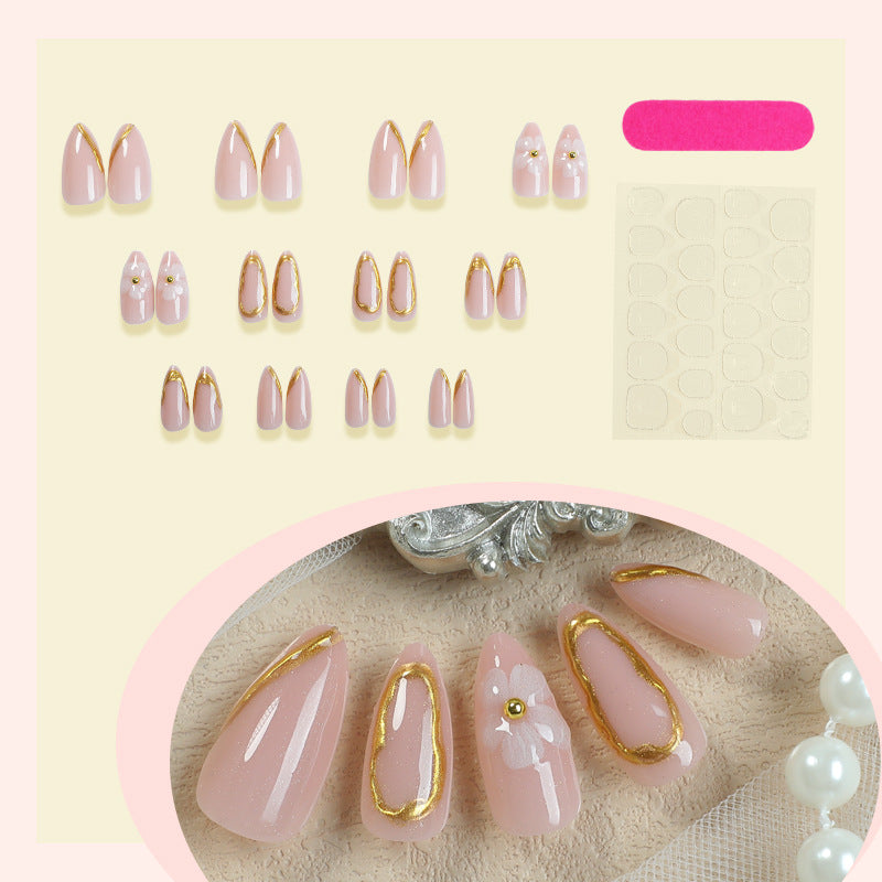 Luxuriöses Press-On Nail Art Set mit goldenen Akzenten Brehn