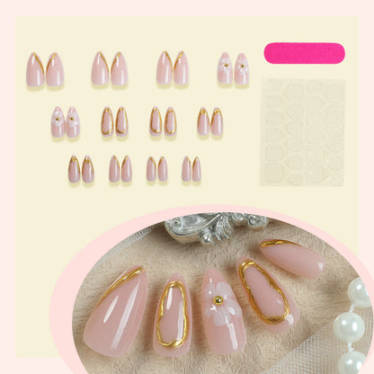 Luxuriöses Press-On Nail Art Set mit goldenen Akzenten Brehn