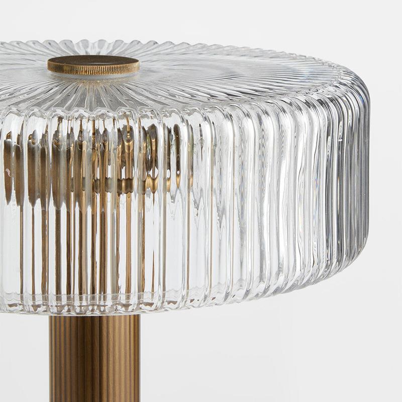 Elegante gerippte Glas- und Goldtischlampe