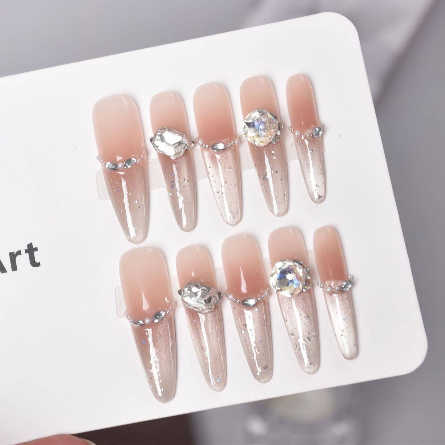 Künstlerische Stiletto Press-On Nagelkunst mit schimmernden Akzenten Brehn