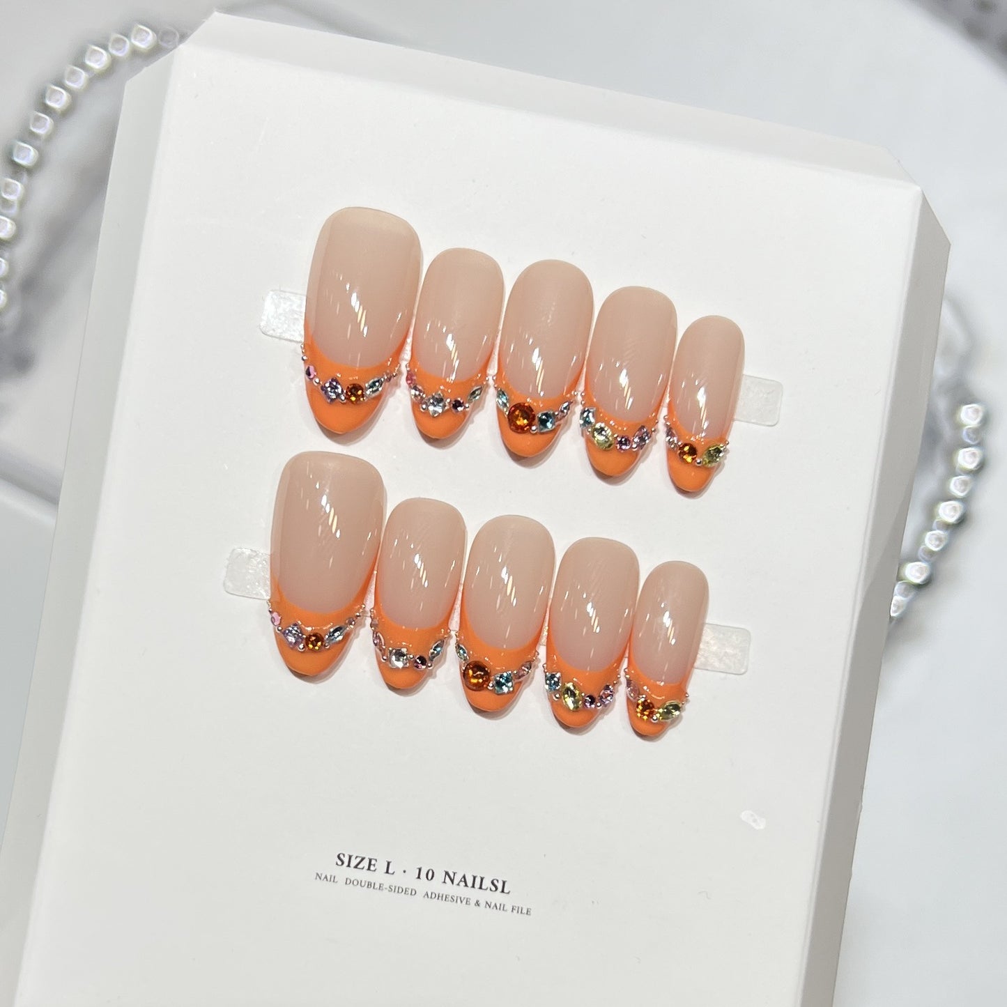 Dekorativer Press-On-Nagelset mit Rhinstein-Akzenten Brehn