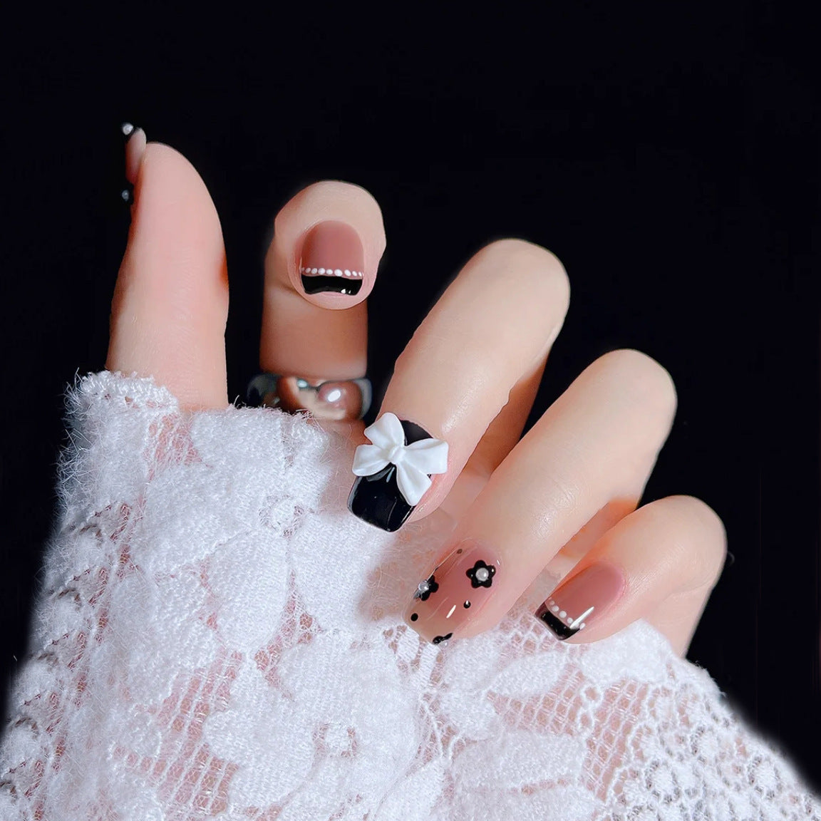 Kunstnagelset mit eleganter Schleifen- und Blumendekoration Brehn