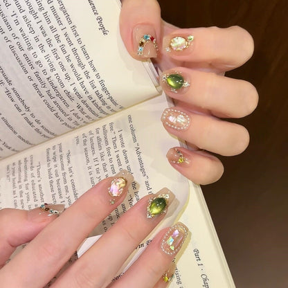 Kunstnägel mit Strass- und Perlenakzenten Brehn