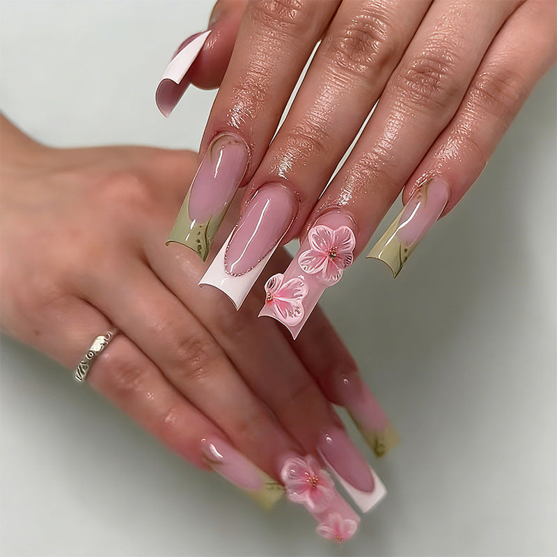 Kunstvolle Nagelspitzen mit floralen Verzierungen Brehn