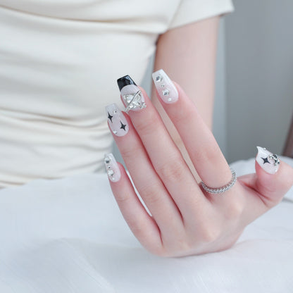 Dekorativer Press-On Nagelkunstset mit Kreuzdesigns