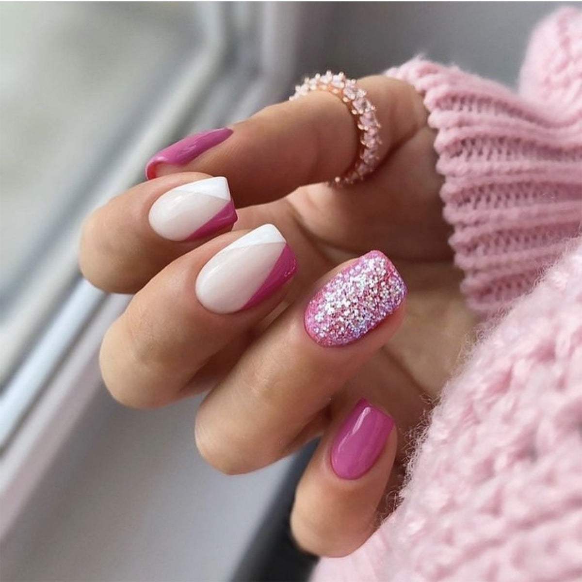 Kunstvolle Nagelkunst mit Glitzerakzenten und Ombre-Design Brehn