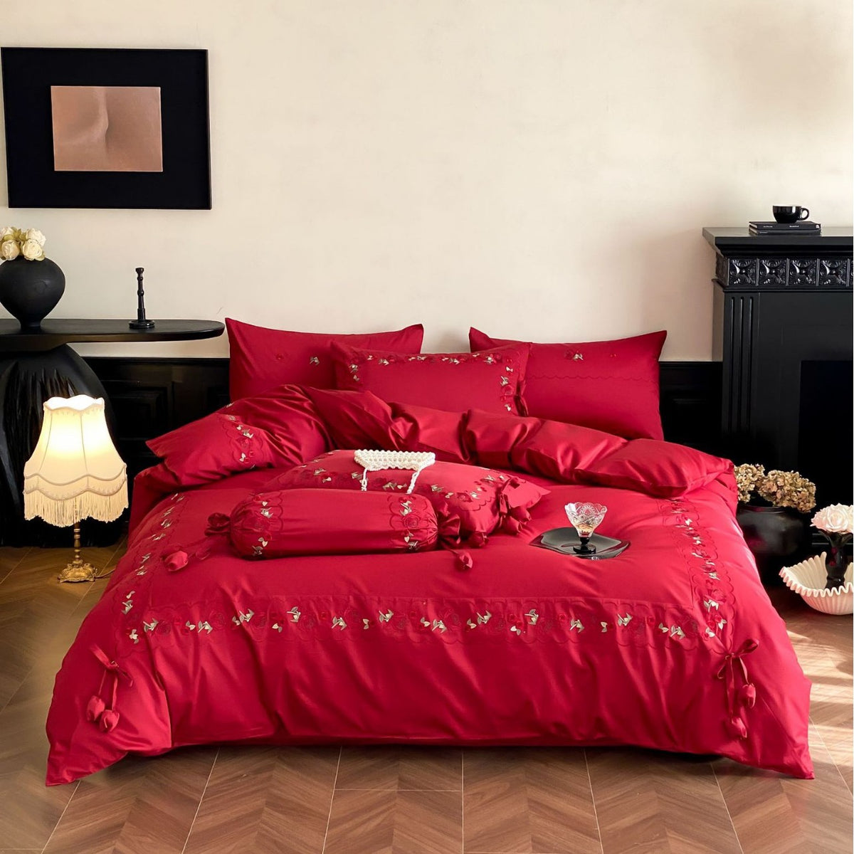 Opulente Satin‑Bettwäschegarnitur mit Blumenstickerei, Zierrollen und Rüschensaum