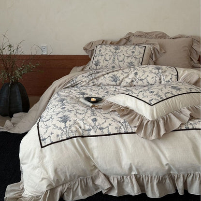Romantische Leinenoptik-Bettwäschegarnitur mit Volant, gesteppter Mittelplatte und feinem Blumenjacquard