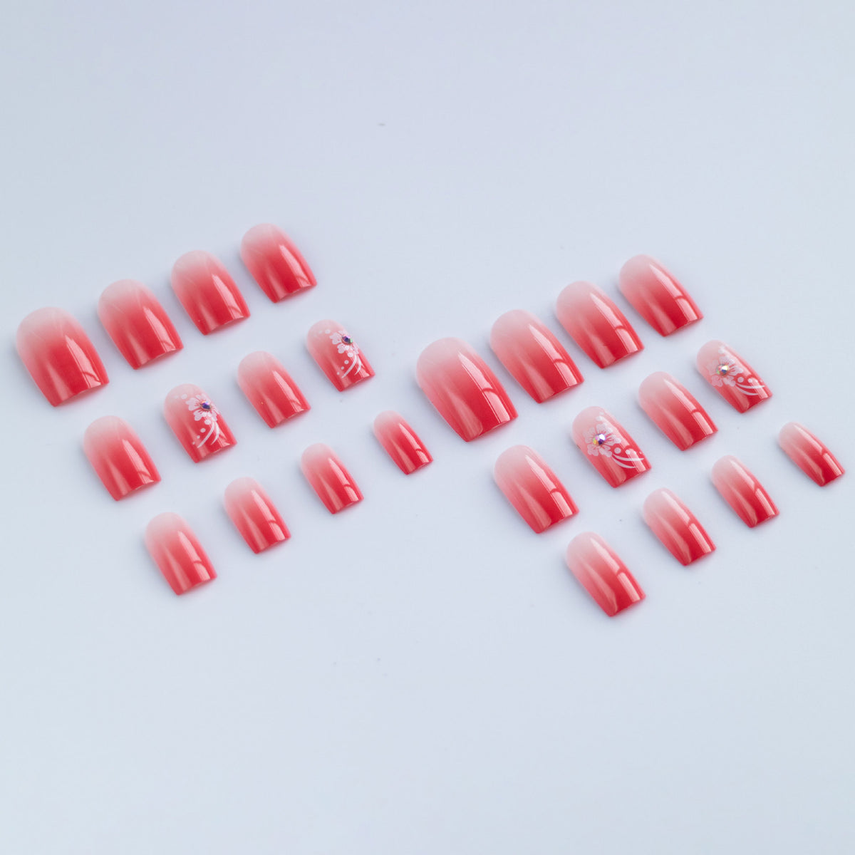 Dekoratives Nagelkunstset mit floralen Designs