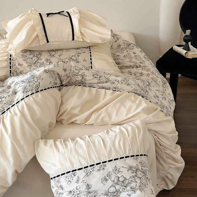 Romantische Baumwoll-Perkal Bettwäschegarnitur mit feinem Toile‑Print und Rüschenbesatz