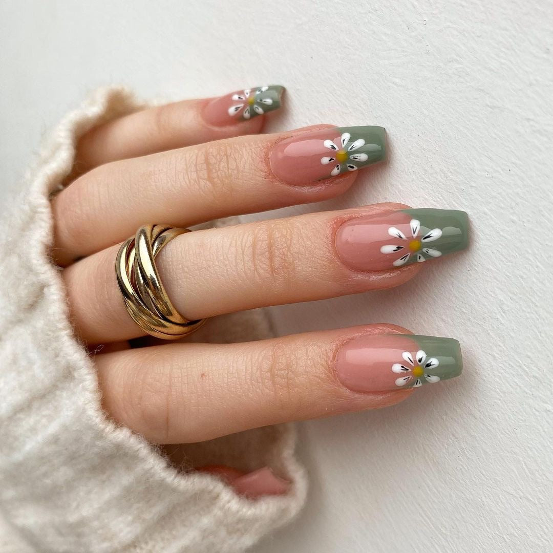 Kunstvolle Nagelkunst mit floralen Mustern Brehn