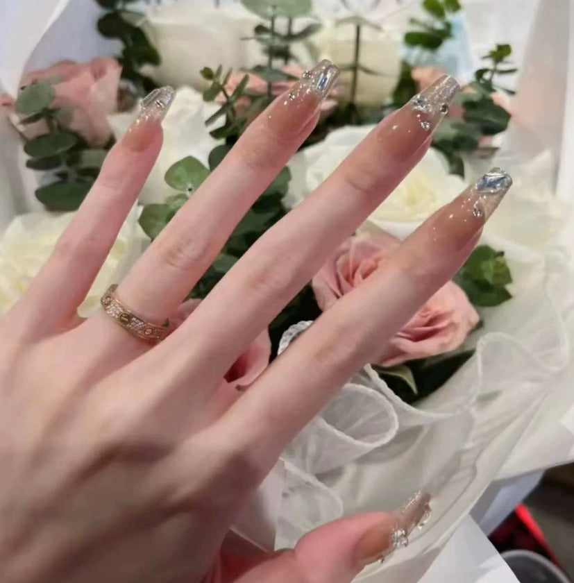 Elegantes Nageldesign mit Perlenverzierung Brehn