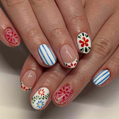 Kunstvolle Nagelkunst mit floralem Design und bunten Mustern Brehn
