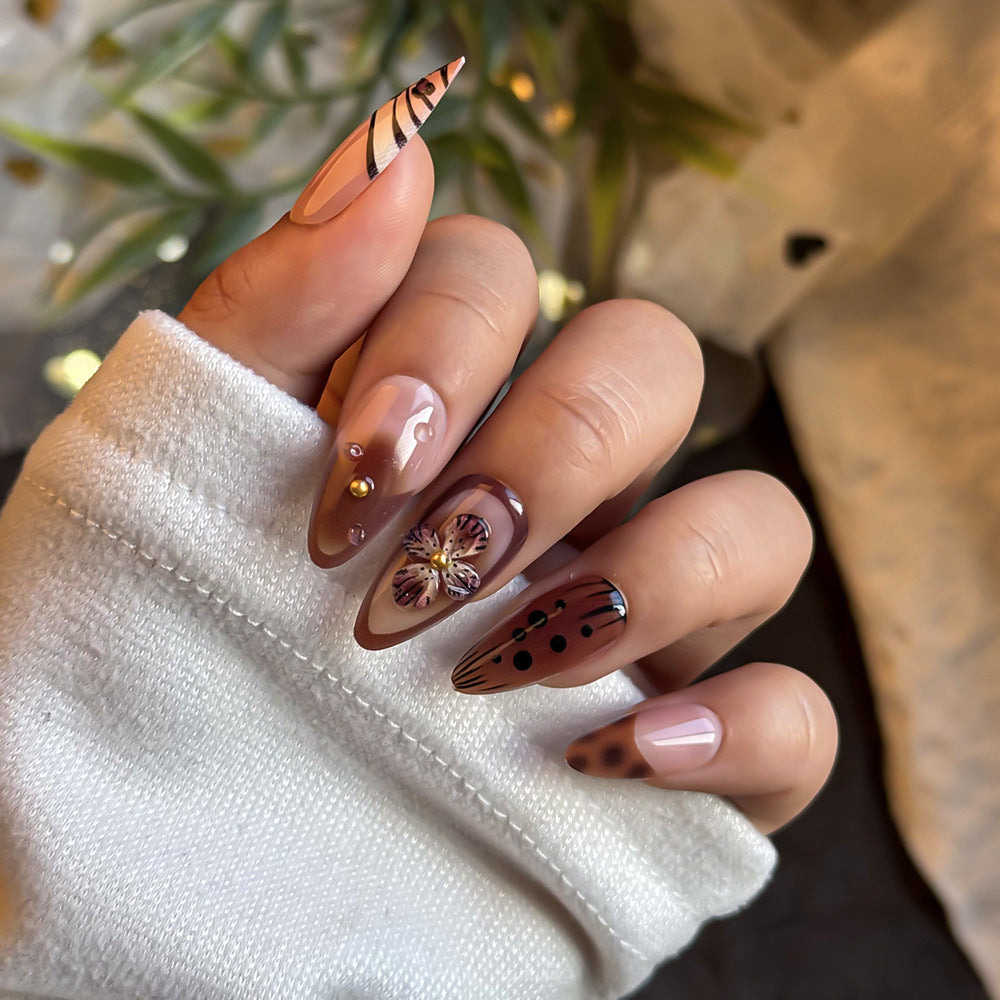 Künstlerisches Press-On-Nagelkunst-Set mit floralem und abstraktem Design Brehn