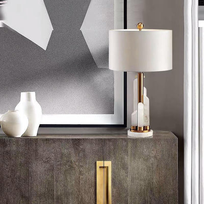 Moderne dekorative Tischlampe mit elegantem Steinfuß