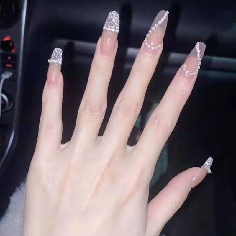 Glamouröse Kunstnägel mit Herz- und Glitzerdesign Brehn