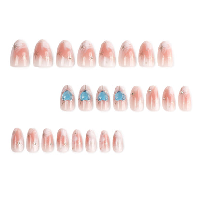 Nageldesign mit dekorativen Herzen und Glitzerakzenten Brehn