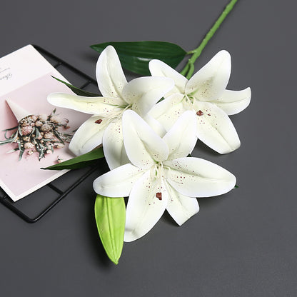 Lebensechter künstlicher Lilienstrauß