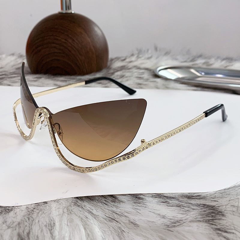 Damen extravagant geformte Cat-Eye Sonnenbrille mit funkelnden Applikationen Brehn