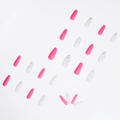 Kunstvolle Nagelkunst mit niedlichen Wolken- und Herzmotiven Brehn