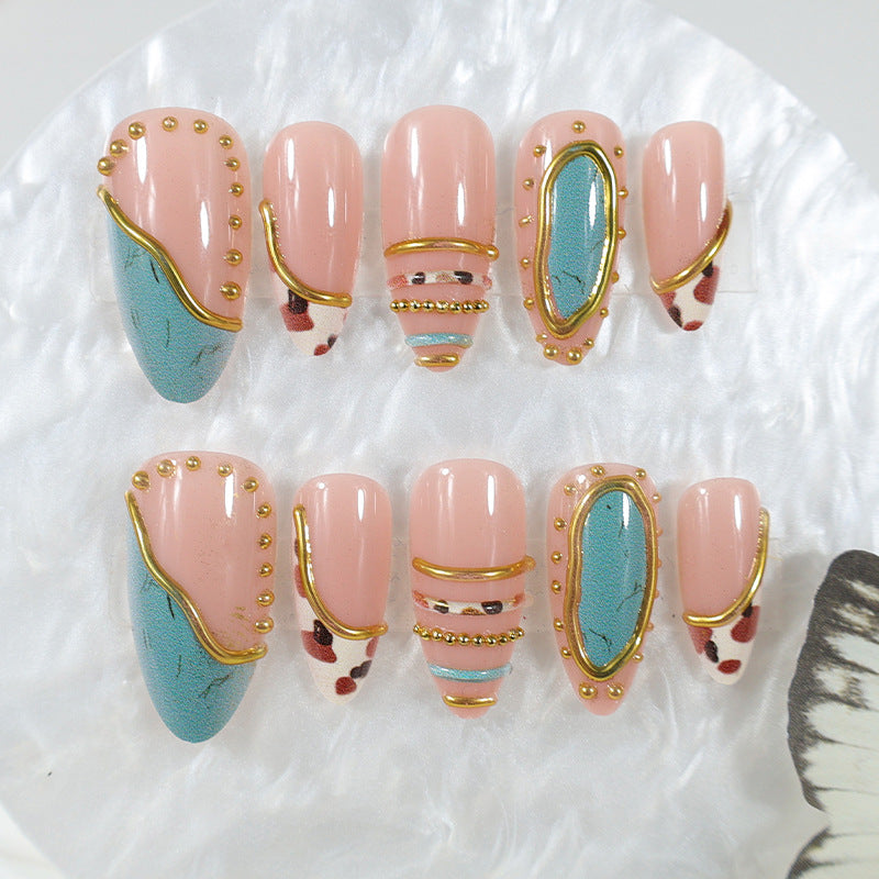 Kunstnagelset mit luxuriösen Dekorationselementen und eleganten Designs Brehn