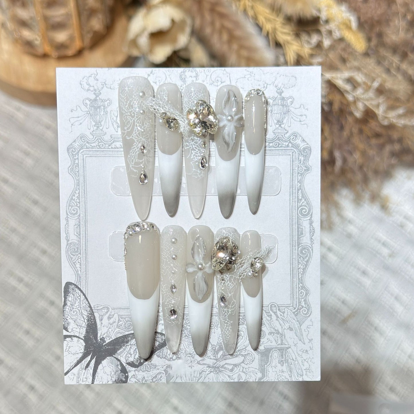 Dekoratives Stiletto Press-On Nagelkunst-Set mit elegantem Spitze- und Edelsteinakzenten Brehn