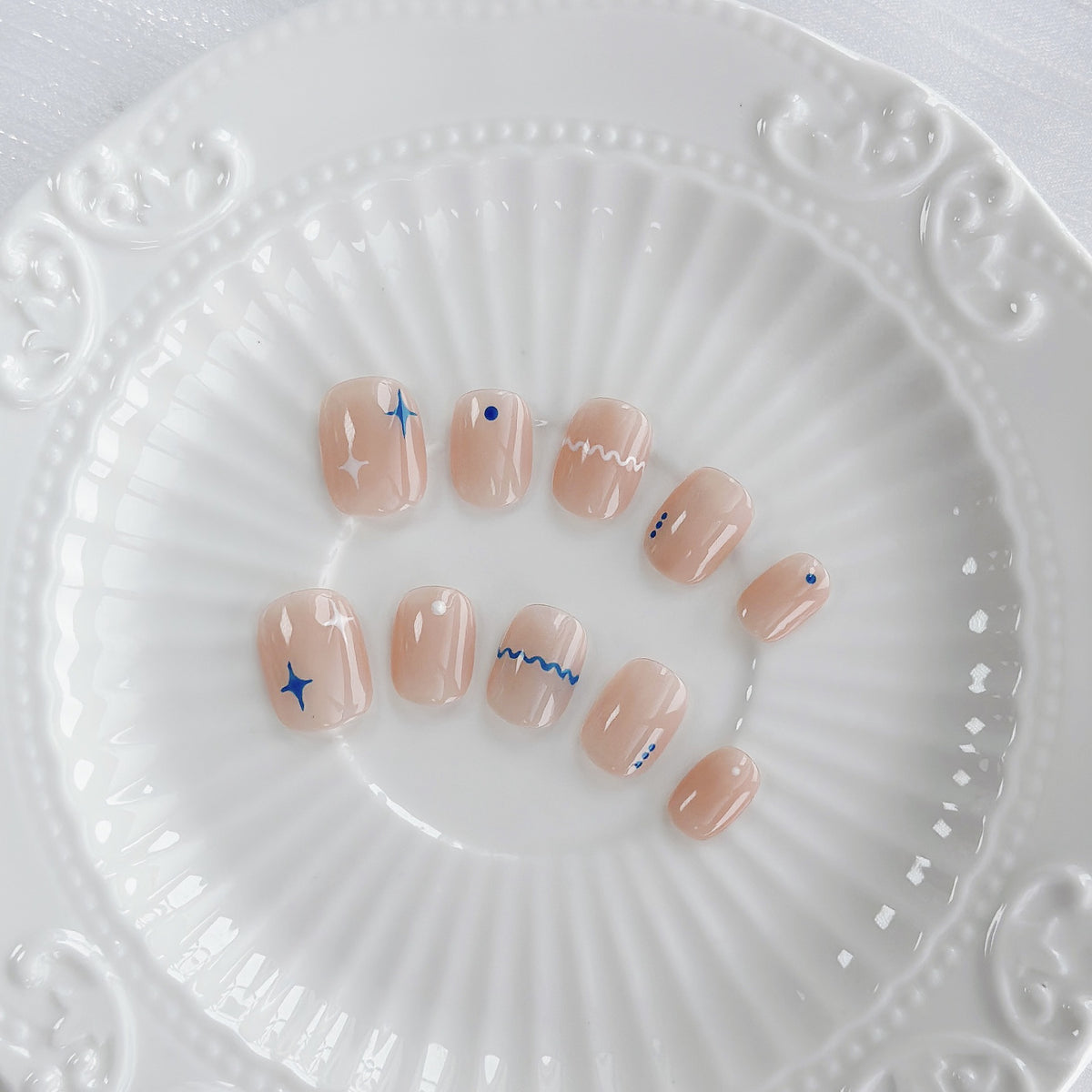 Künstlerisches Press-On Nagelset mit geometrischen Designs
