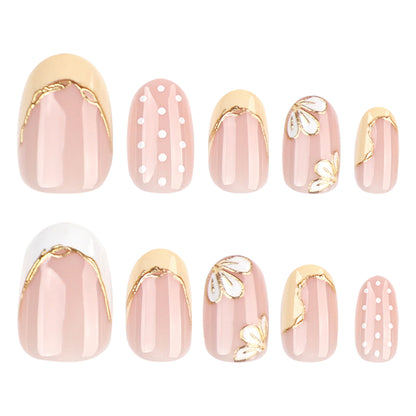 Kunstvolle Nagelverlängerungen mit floralem Design und eleganten Goldakzenten Brehn