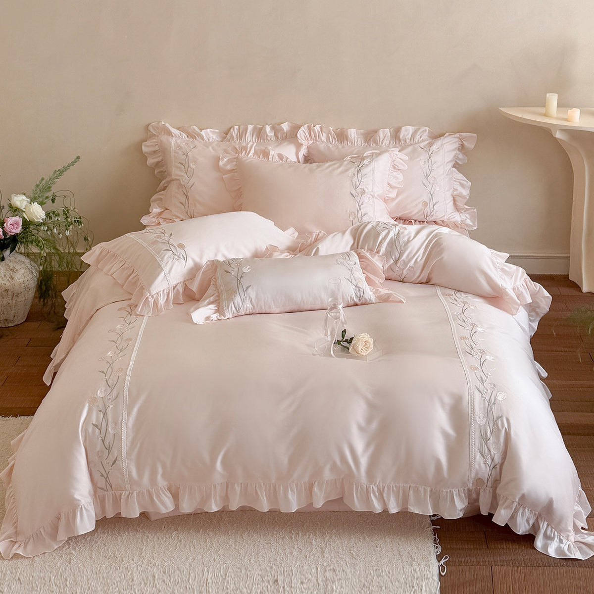 Besticktes Satin-Effect Floral Bettbezug Set mit Rüschenspiess und Kissenbezügen