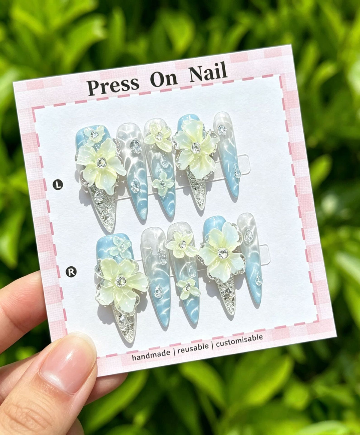 Künstlerisches Press-On Nail Art Set mit niedlichen Charakteren und Schleifenakzenten