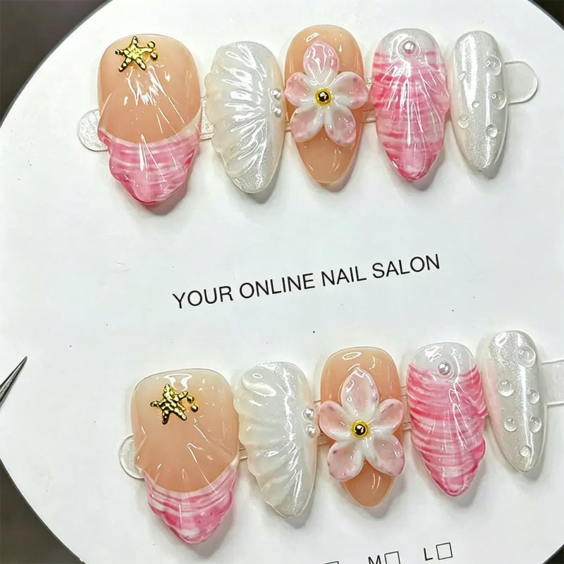 Kunstnagelset mit floralen Akzenten und Glitzerverzierungen Brehn
