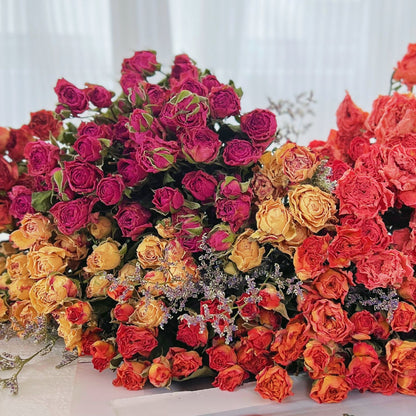 Trockenblumen-Rosenstrauß mit botanischem Füllmaterial