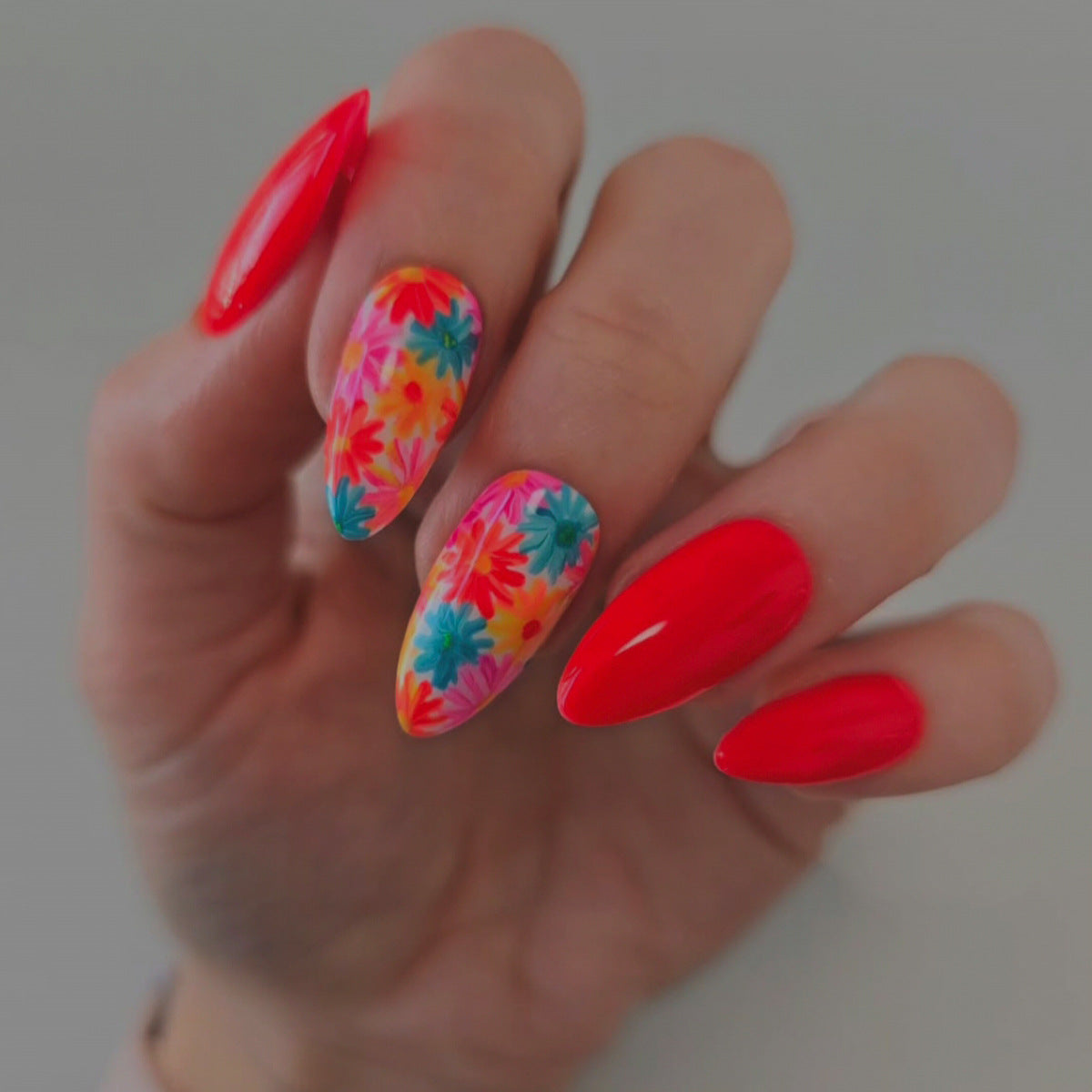 Kunstnägel mit Lebhaftem Blumen-Design Brehn