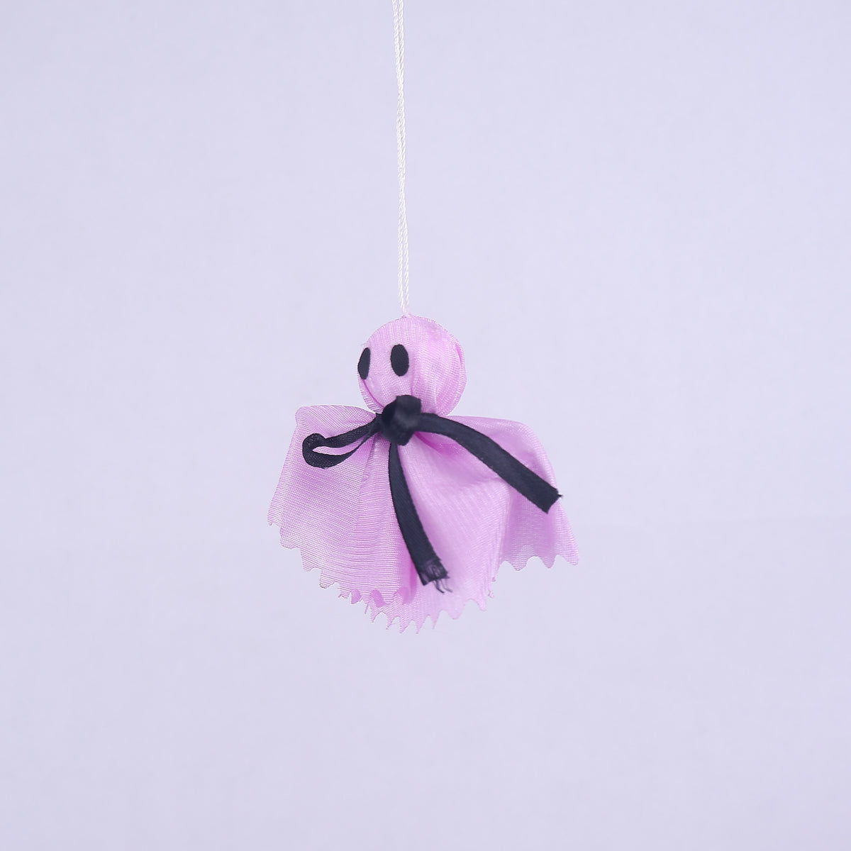 Dekorative Geisterfigur aus Satin