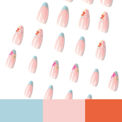 Kunstvolle Nagelkunst im modernen floralen Design Brehn
