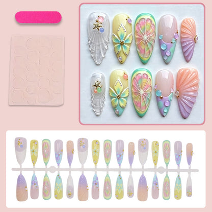 Kunstnagelset mit kreativen Blüten- und Glitzerdetails Brehn
