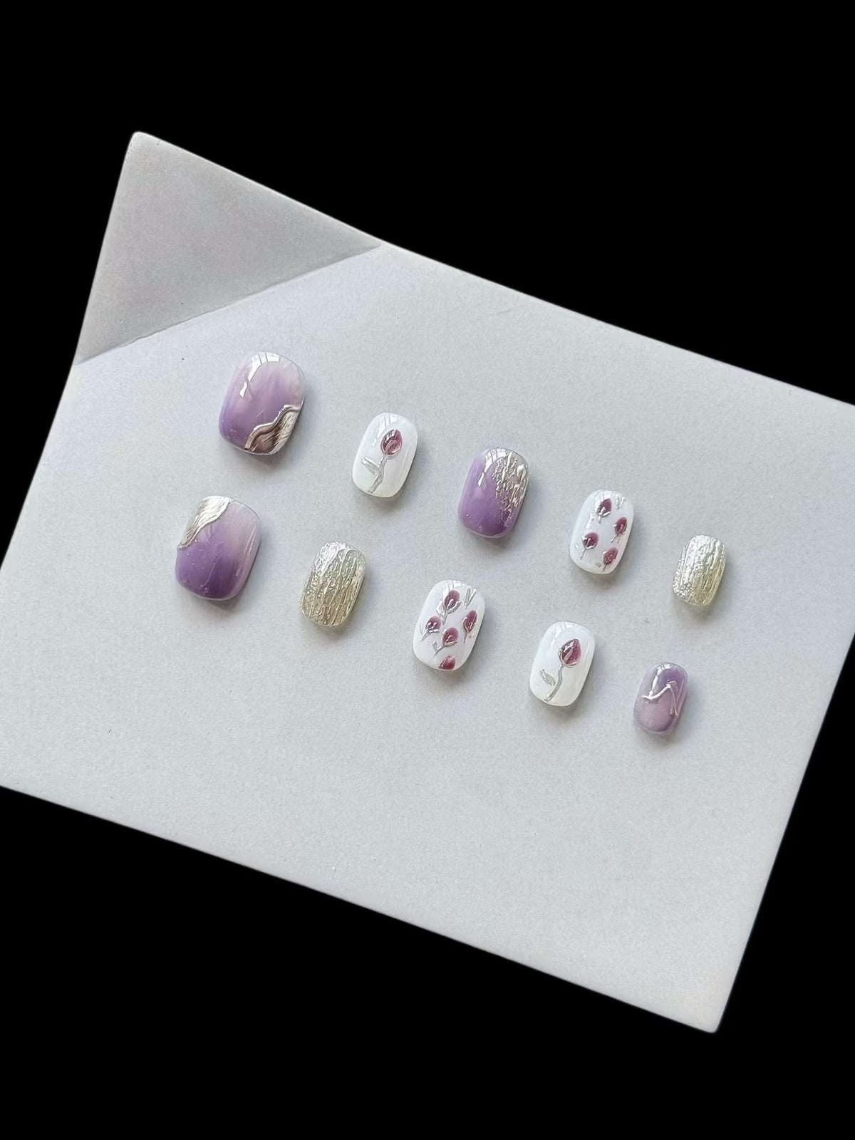 Künstlerisches Press-On-Nagelkunstset mit floralen und metallischen Akzenten
