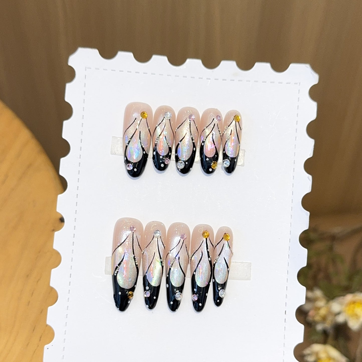 Kunstnagelspitzen mit Elegantem Designs und Glitzerakzenten Brehn