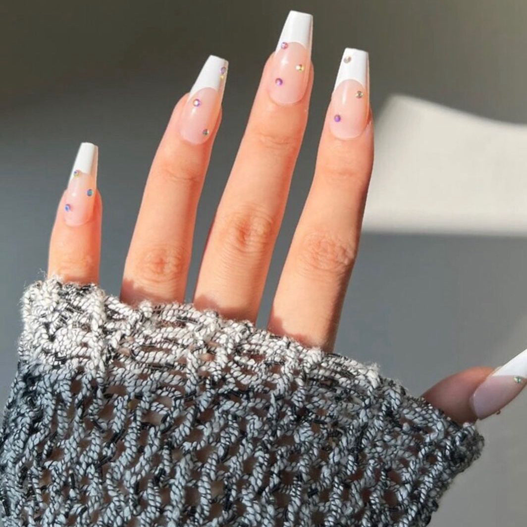 Elegante ikonische French Tip Press-On Nägel mit Strass-Akzenten Brehn