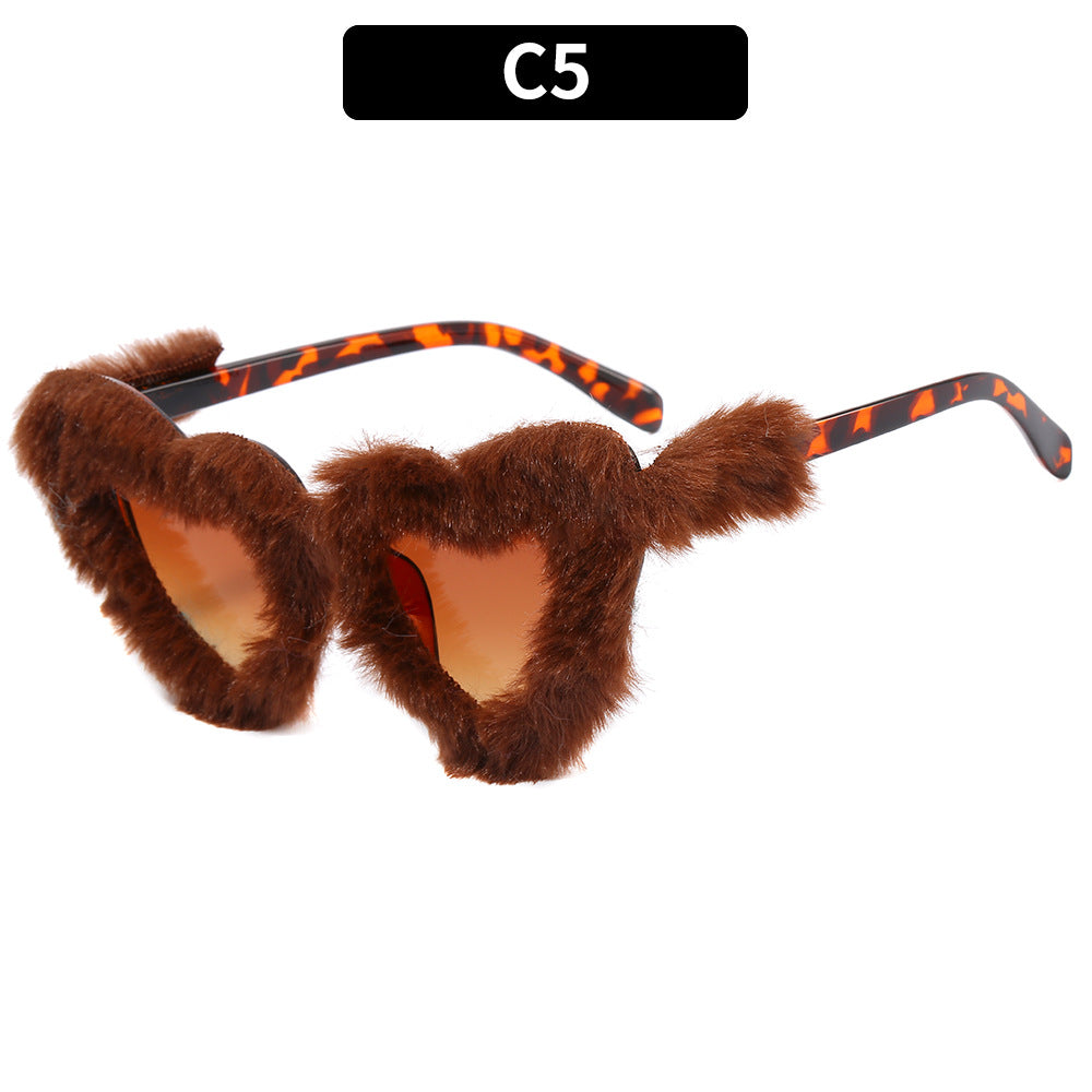 Stylische Sonnenbrille mit dreieckigem Rahmen und Kunstfellbesatz