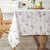Blumen bestickte Tischdecke