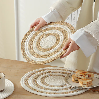 Geflochtenes rundes Tischset aus Baumwollseil und Seegras mit Spiralstruktur Brehn