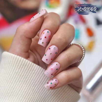 Dekoratives mit Edelsteinen besetztes Nagelkunst-Set