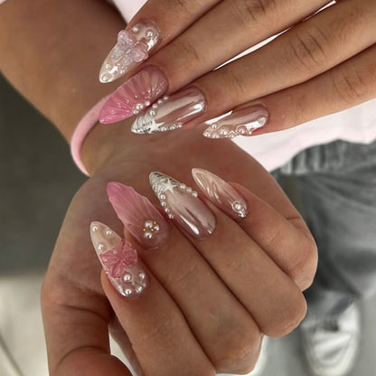 Kunstvolle Stiletto-Nägel mit Blumen- und Glitzerakzenten Brehn