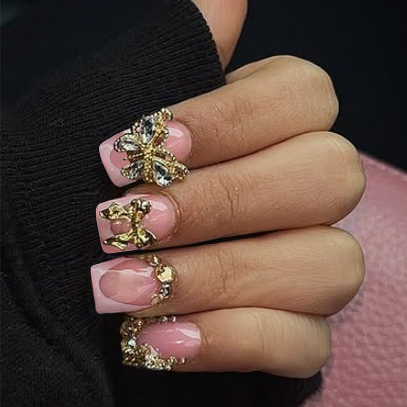 Glamouröses Kunstnagelset mit floralen Akzenten und Glitzerverzierungen Brehn