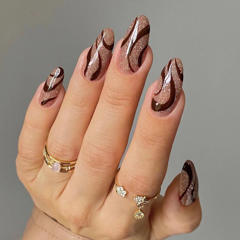 Kunstvolle Nagelkunst mit elegantem Wellenmuster Brehn