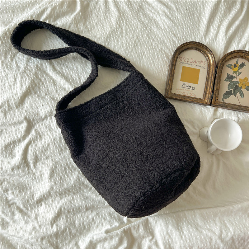 Gemütliche Kunstfell-Eimer-Tasche