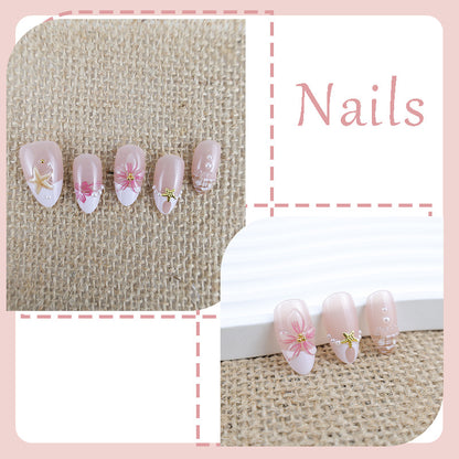 Kunstnagelset mit maritimen Details und floralen Akzenten Brehn