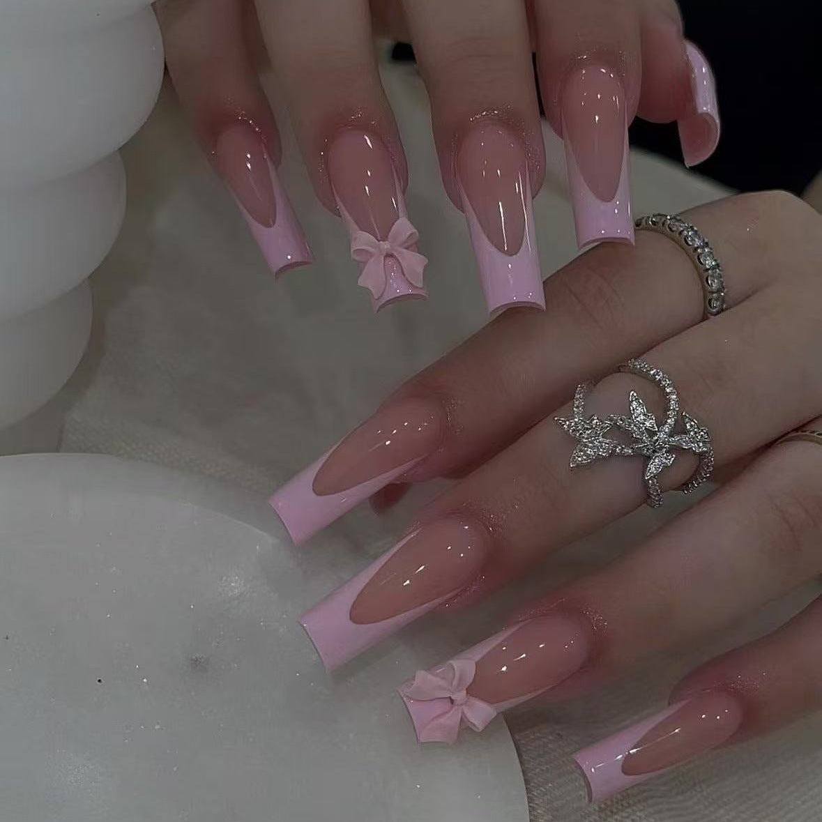 Kunstnagelset mit eleganten Spitzen und verspieltem 3D-Design Brehn