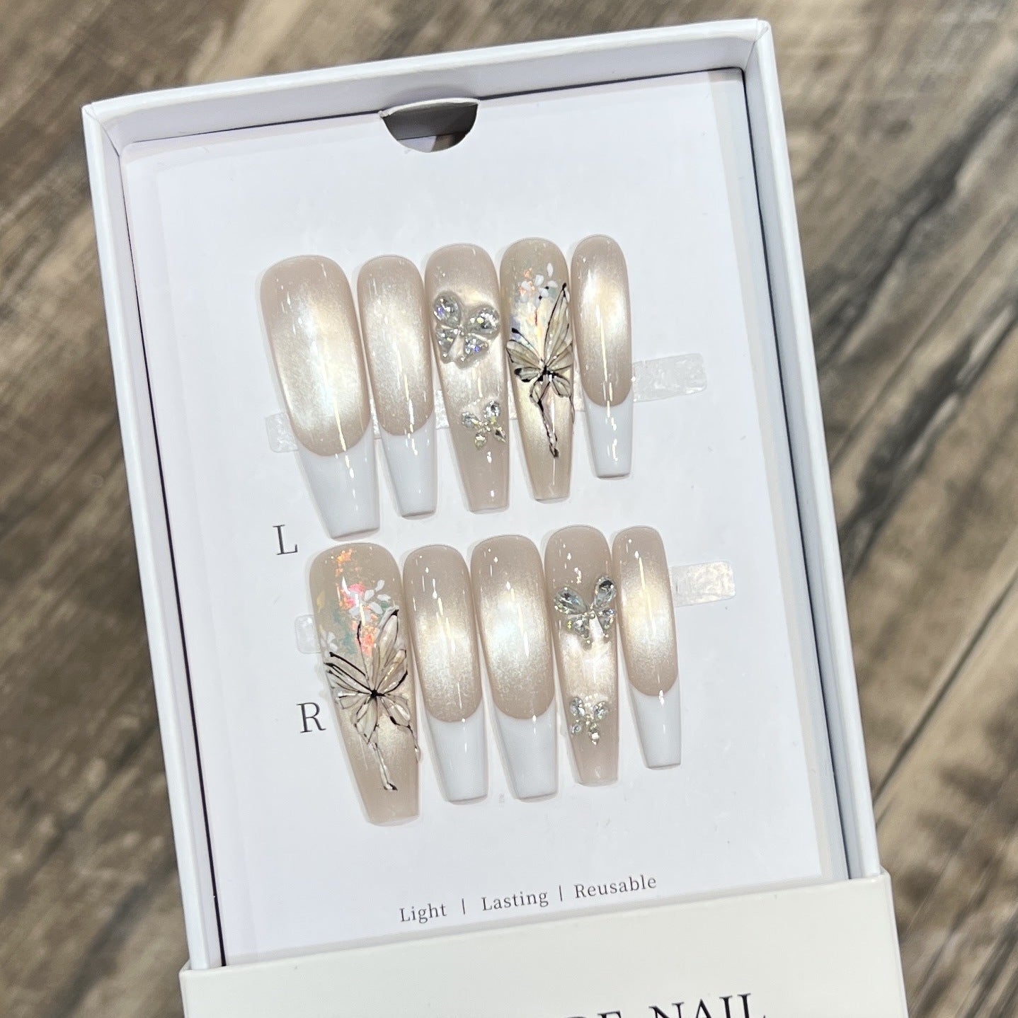 Elegantes Press-On-Nägel-Set mit Schmetterlings- und Juwelenakzenten Brehn